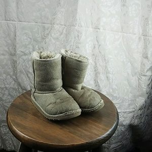Little girl's Ugg boots